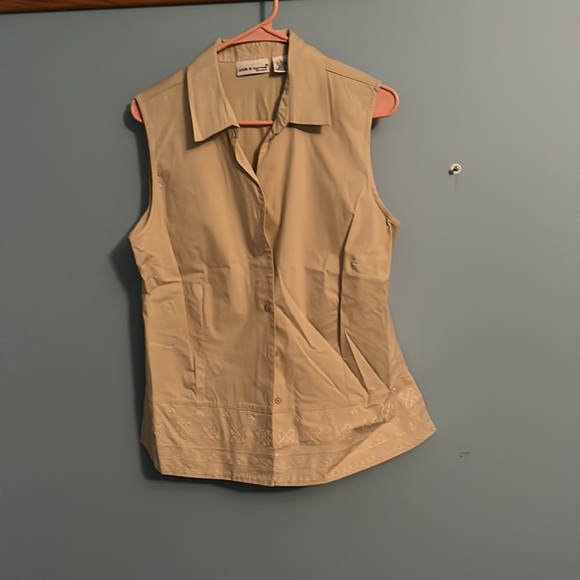 🏷️3 for $15 or 4 for $20🏷️Tan blouse. Like new - Picture 2 of 7
